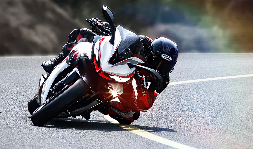 Zontes Moto San Isidro - 703RR conducción extrema Zontes Motos San Isidro - Moto Zontes 703RR inclinada al máximo en conducción deportiva