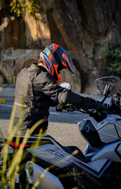 Zontes Motos San Isidro - Detalle lateral Zontes 368G Adventure con piloto