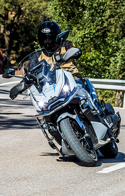 Zontes Motos San Isidro - Zontes 368G Adventure inclinando en curva