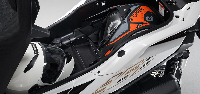 Zontes Moto San Isidro - Capacidad bajo asiento 368G Zontes Motos San Isidro - Baúl bajo asiento Zontes 368G Adventure con casco