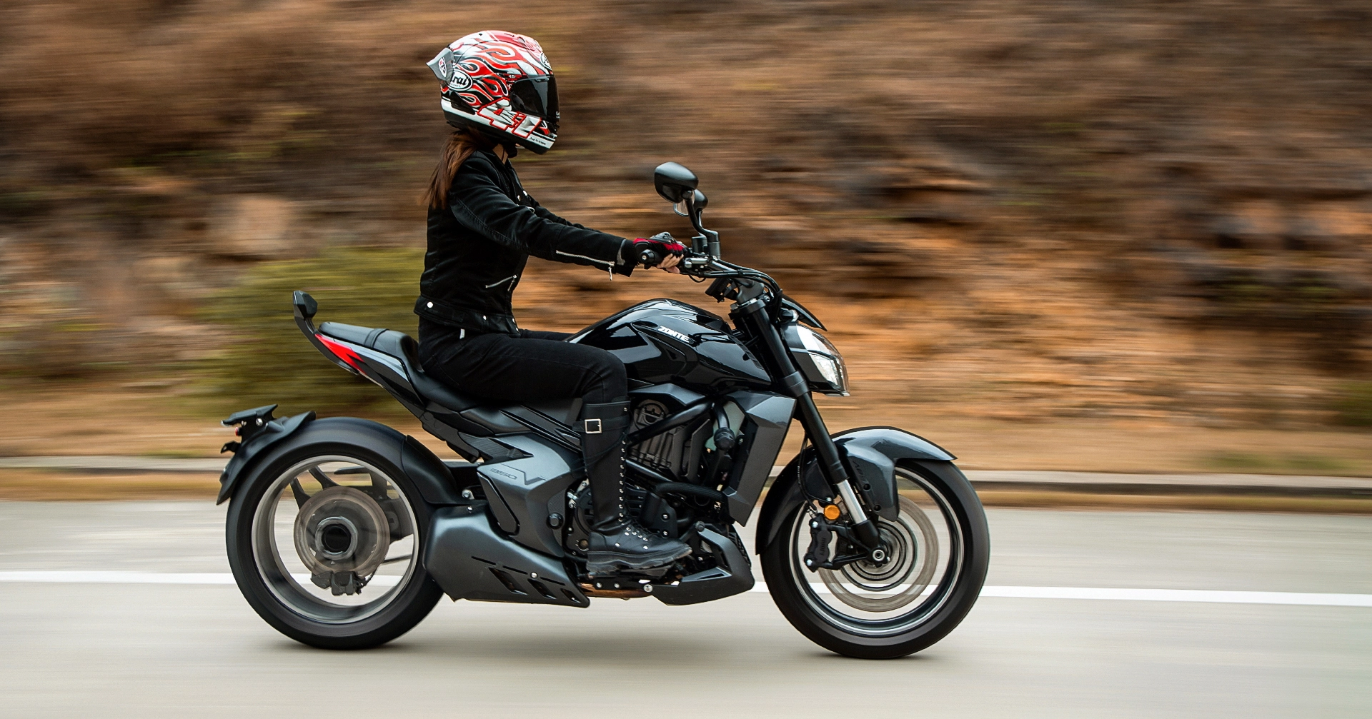 Zontes Moto San Isidro - Zontes 350V en movimiento Zontes Motos San Isidro - Zontes 350V en conducción