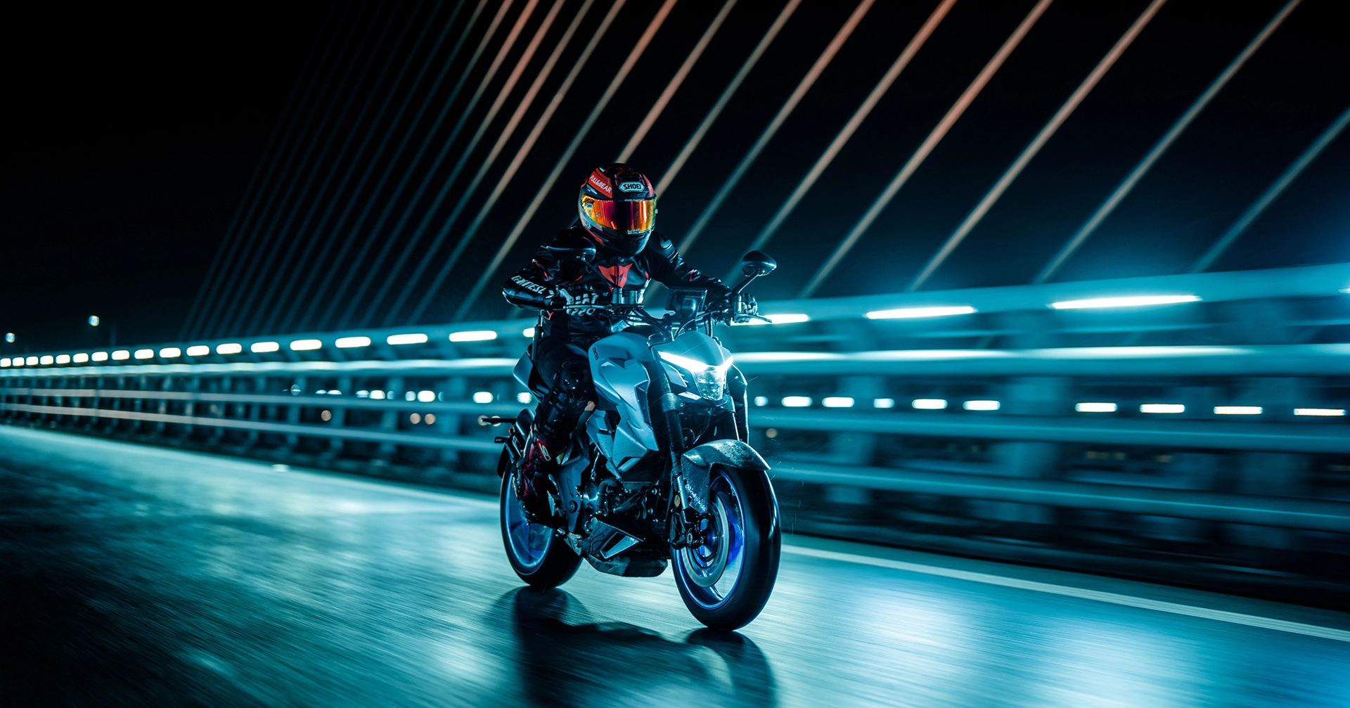 Zontes Moto San Isidro - Zontes 350R en movimiento Zontes Motos San Isidro - Zontes 350R en conducción nocturna