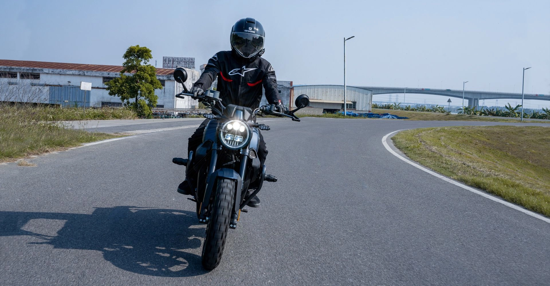 Zontes Motos San Isidro - conducción de la Zontes 200G en carretera Zontes Motos San Isidro - motociclista conduciendo Zontes 200G en ruta