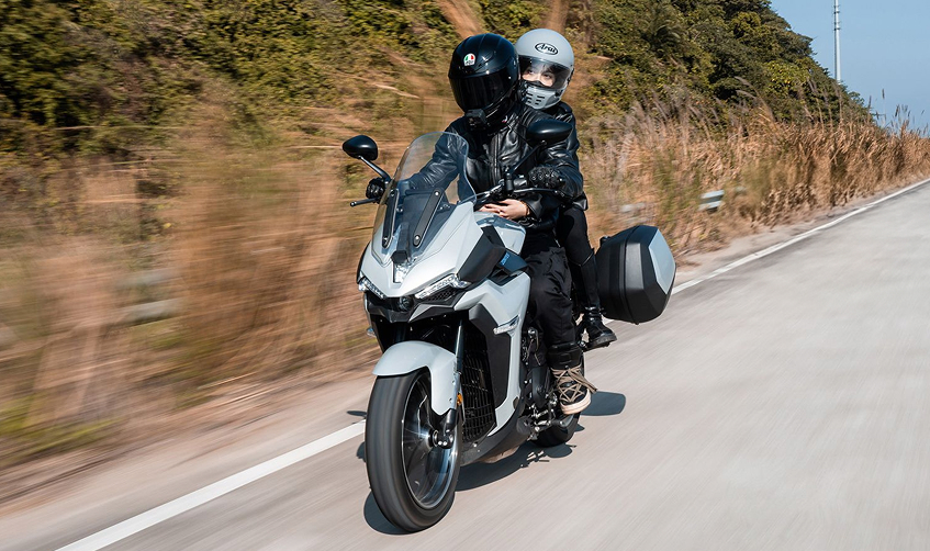 Zontes Moto San Isidro - Zontes 350X en ruta Zontes Motos San Isidro - Zontes 350X en conducción