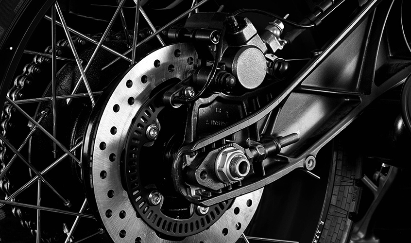 Zontes Motos San Isidro - detalle freno trasero con disco y rueda de rayos en moto Zontes 200G