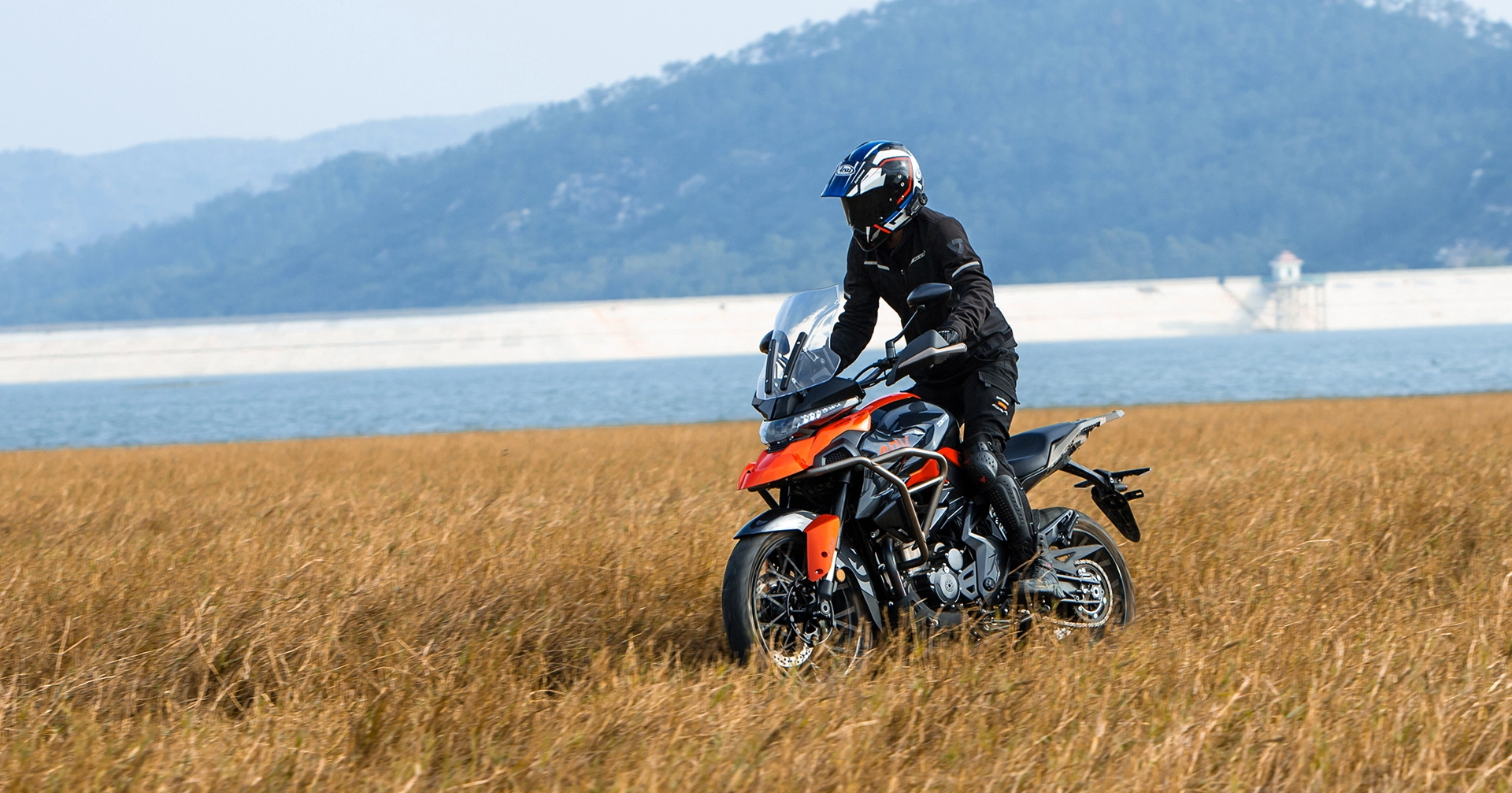 Zontes Moto San Isidro - Zontes 350T en terreno natural Zontes Motos San Isidro - Zontes 350T en conducción off road