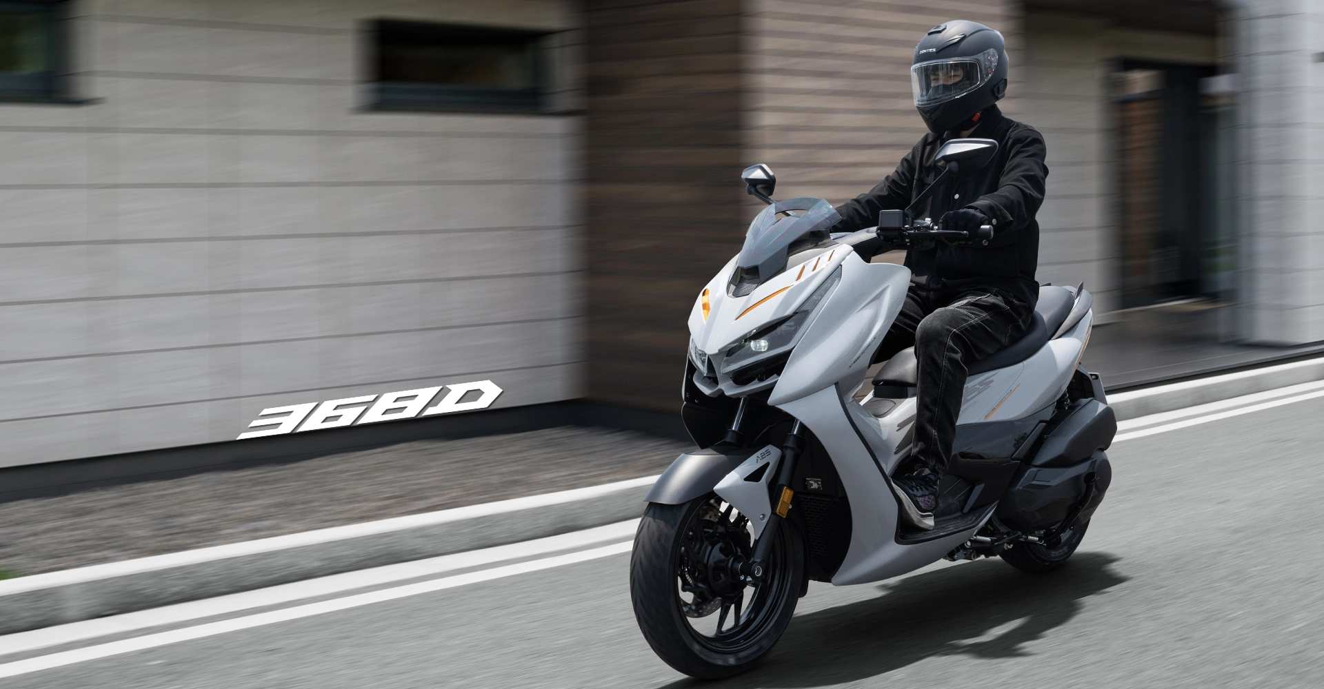 Zontes motos en San Isidro - scooter Zontes 368D gris circulando por una calle urbana con conductor equipado