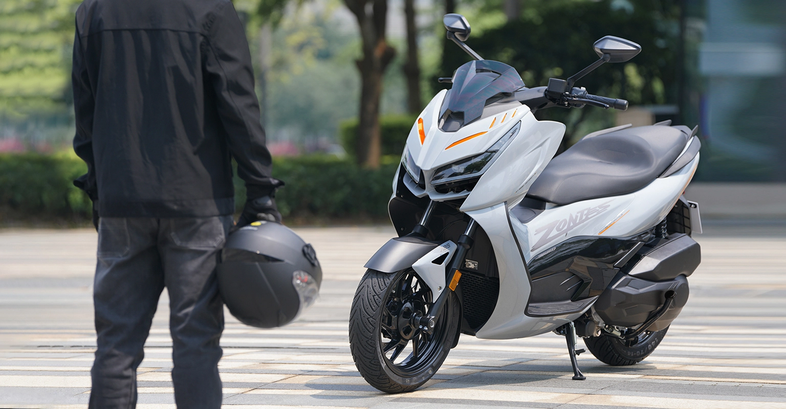 Zontes motos en San Isidro - scooter Zontes 368D estacionado junto a una persona con casco en la mano