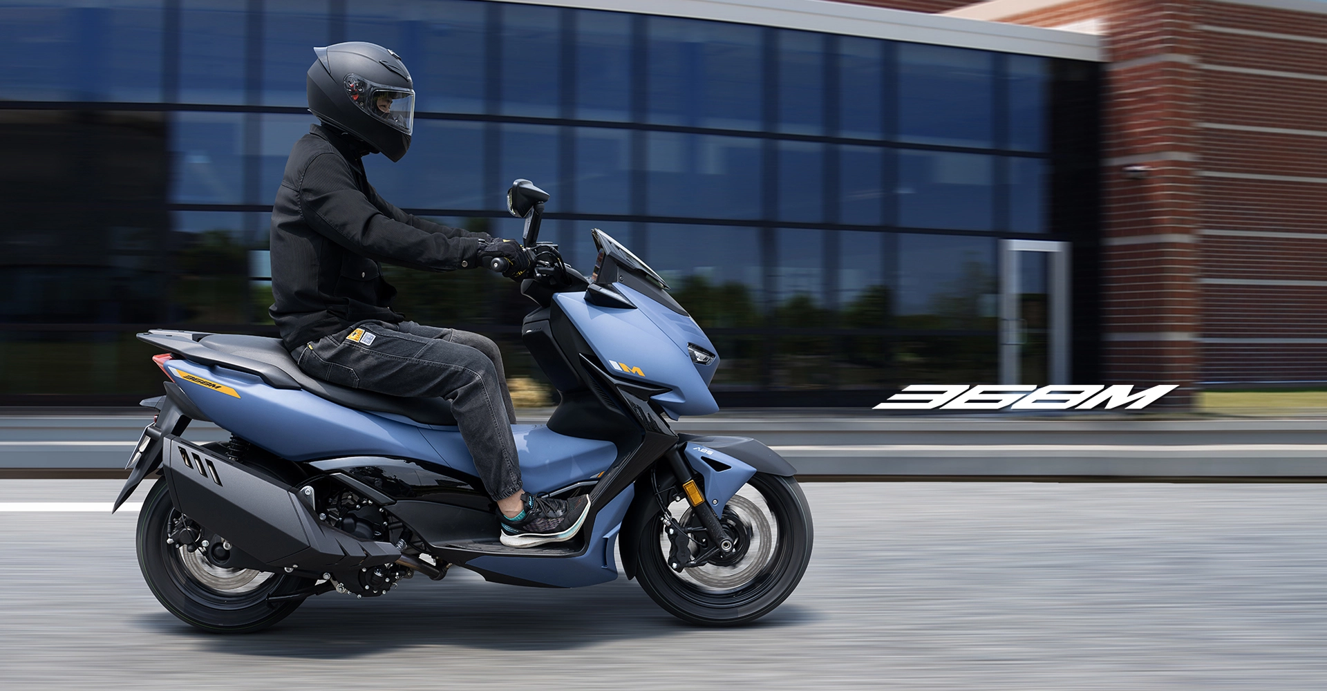 Zontes motos en San Isidro - scooter Zontes 368M azul circulando con conductor equipado frente a edificios vidriados