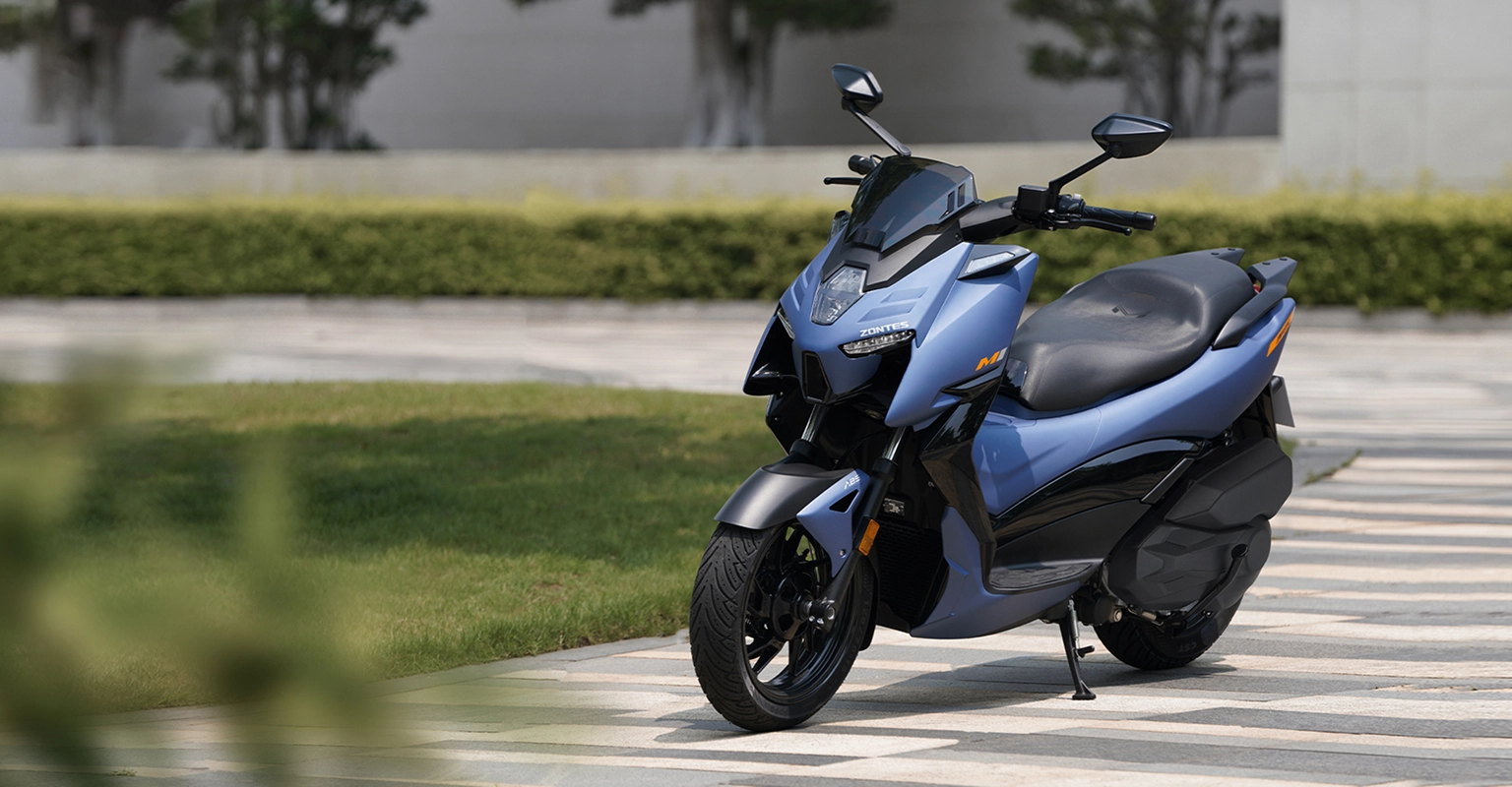 Zontes motos en San Isidro - scooter Zontes 368M azul estacionado sobre una superficie exterior con caballete lateral