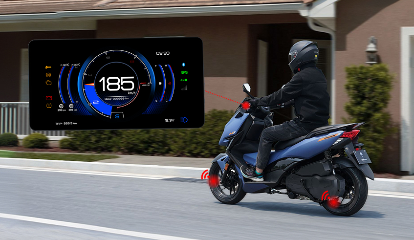 Zontes motos en San Isidro - scooter Zontes 368M circulando con conductor y tablero digital destacado