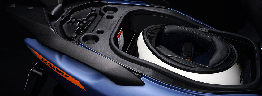 Zontes motos en San Isidro - compartimento bajo asiento del scooter Zontes 368M azul con casco guardado